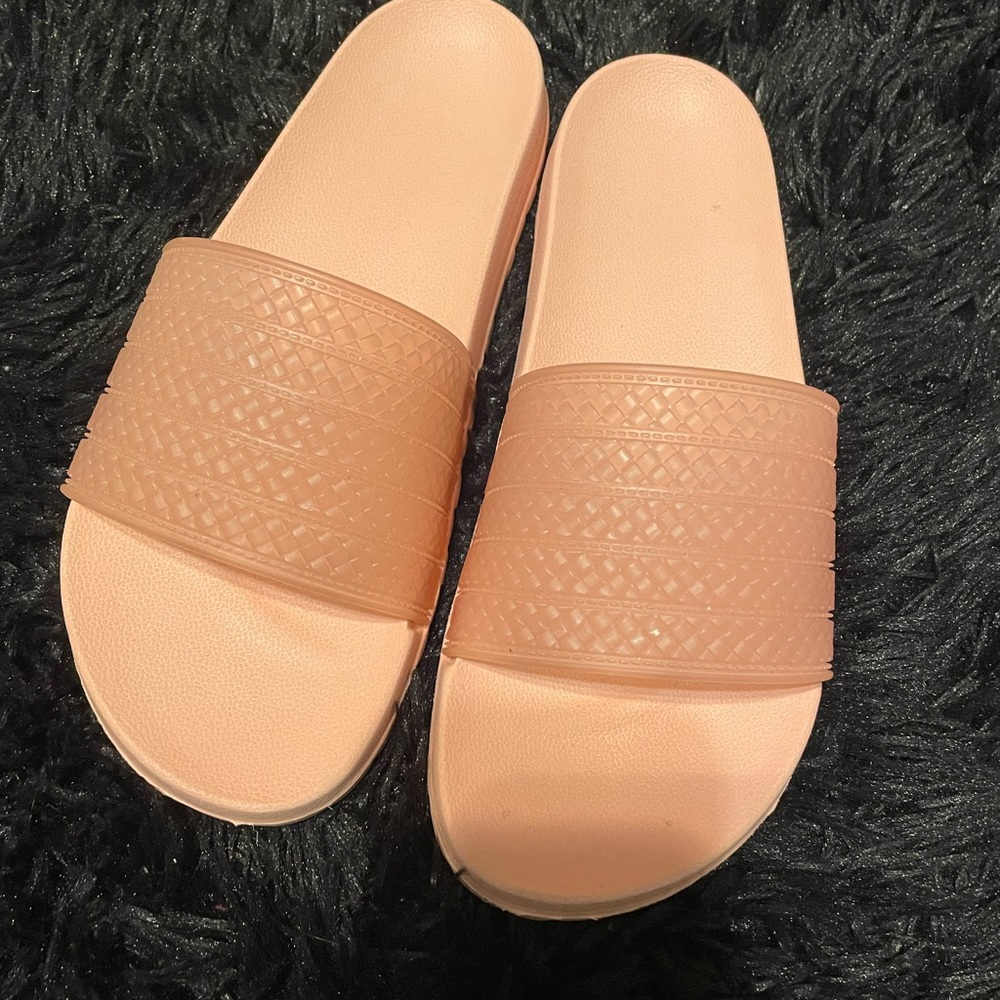 Light pink slides size 5.5/6